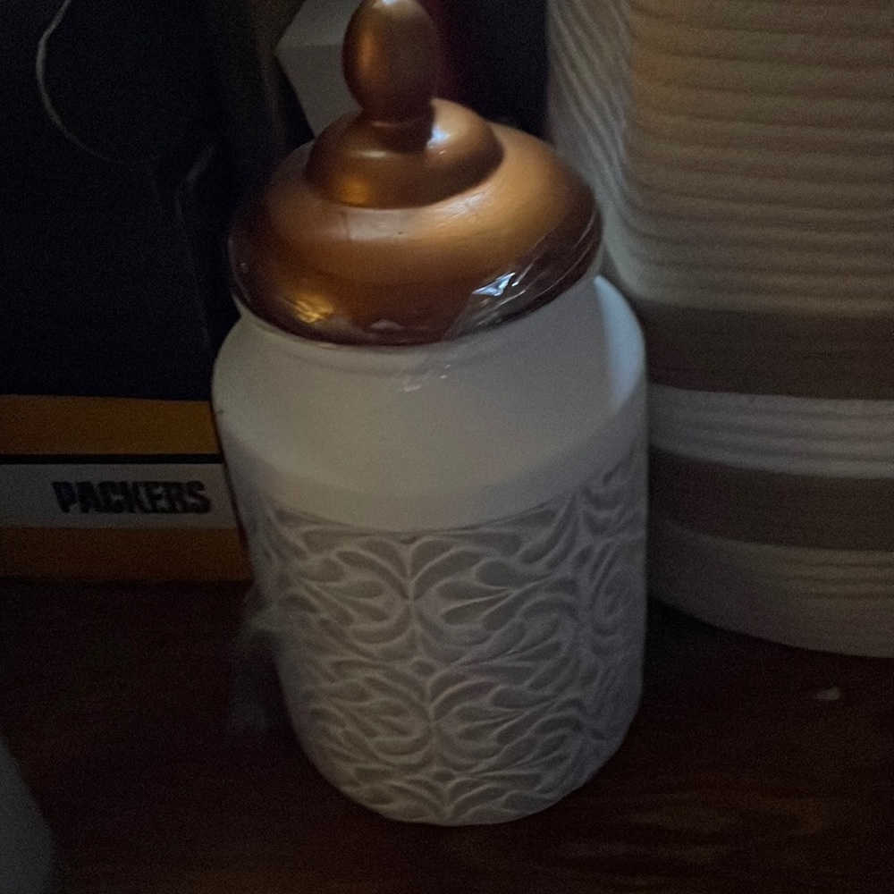 Ceramic cannister with lid